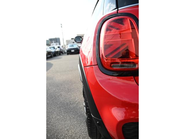 ＭＩＮＩ ジョンクーパーワークス　純正ナビ　純正１８インチＡＷ　Ｄメーター　Ｄアシスト　Ｂカメラ　ＰＤＣ　コンフォートアクセス　アームレスト　ＥＴＣ２．０　ＬＥＤヘッドライト　ドライビングモード　ＨＵＤ　ＡＣＣ　シートヒーター（35枚目）