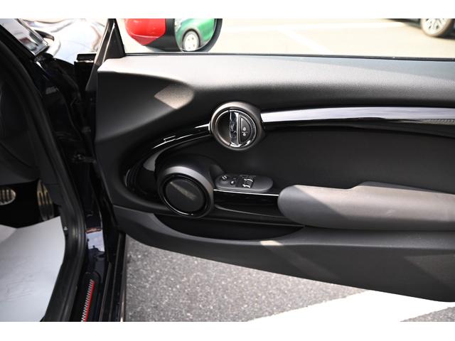 ＭＩＮＩ ジョンクーパーワークス　純正ＨＤＤナビ　純正１８インチＡＷ　Ｄアシスト　Ｂカメラ　ＰＤＣ　コンフォートアクセス　アームレスト　ＥＴＣ２．０　ＬＥＤヘッドライト　ドライビングモード　レインセンサー　ＨＵＤ　ＡＣＣ　ワンオーナー（45枚目）