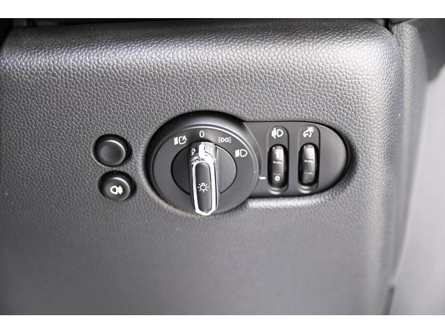 ＭＩＮＩ ジョンクーパーワークス　純正ＨＤＤナビ　純正１８インチＡＷ　Ｄアシスト　Ｂカメラ　ＰＤＣ　コンフォートアクセス　アームレスト　ＥＴＣ２．０　ＬＥＤヘッドライト　ドライビングモード　レインセンサー　ＨＵＤ　ＡＣＣ　ワンオーナー（55枚目）