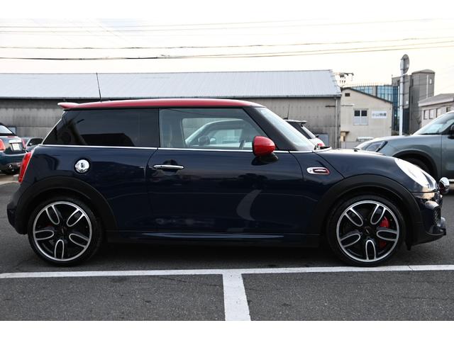 ＭＩＮＩ ジョンクーパーワークス　純正ＨＤＤナビ　純正１８インチＡＷ　Ｂカメラ　ＰＤＣ　コンフォートアクセス　ＥＴＣ２．０　ＬＥＤヘッドライト　オートライト　レインセンサー　Ｄモード　クルコン　ＨＵＤ（5枚目）