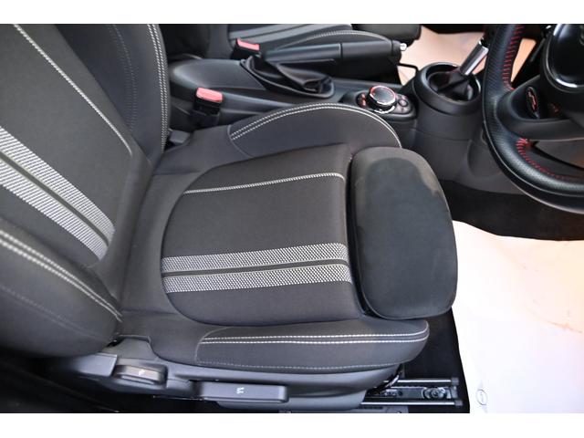 ＭＩＮＩ ジョンクーパーワークス　純正ＨＤＤナビ　純正１８インチＡＷ　Ｂカメラ　ＰＤＣ　コンフォートアクセス　ＥＴＣ２．０　ＬＥＤヘッドライト　オートライト　レインセンサー　Ｄモード　クルコン　ＨＵＤ（39枚目）