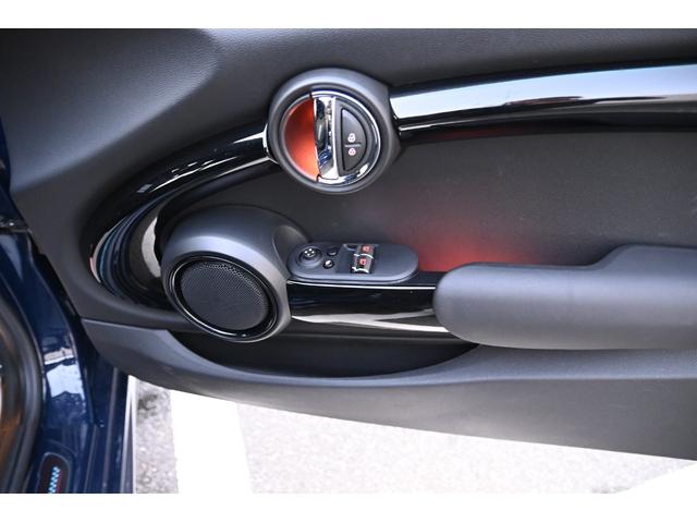 ＭＩＮＩ ジョンクーパーワークス　純正ＨＤＤナビ　純正１８インチＡＷ　Ｂカメラ　ＰＤＣ　コンフォートアクセス　ＥＴＣ２．０　ＬＥＤヘッドライト　オートライト　レインセンサー　Ｄモード　クルコン　ＨＵＤ（41枚目）