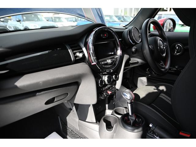 ＭＩＮＩ ジョンクーパーワークス　純正ＨＤＤナビ　純正１８インチＡＷ　Ｂカメラ　ＰＤＣ　コンフォートアクセス　ＥＴＣ２．０　ＬＥＤヘッドライト　オートライト　レインセンサー　Ｄモード　クルコン　ＨＵＤ（64枚目）