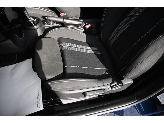 ＭＩＮＩ ジョンクーパーワークス　純正ＨＤＤナビ　純正１８インチＡＷ　Ｂカメラ　ＰＤＣ　コンフォートアクセス　ＥＴＣ２．０　ＬＥＤヘッドライト　オートライト　レインセンサー　Ｄモード　クルコン　ＨＵＤ（65枚目）