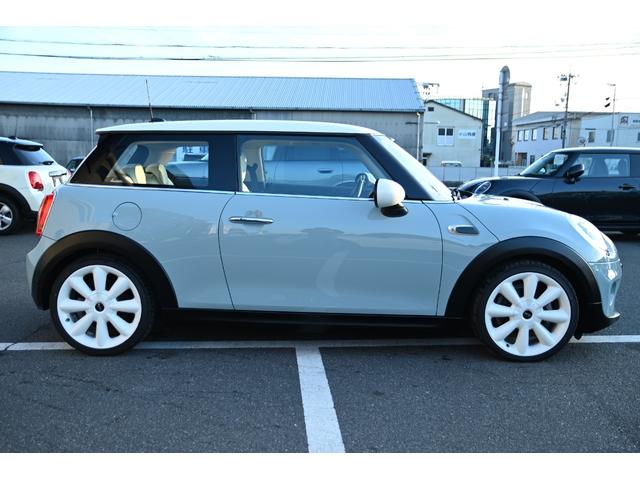 ＭＩＮＩ クーパー　アイスブルー　限定車アイスブルー　純正ＨＤＤナビ　純正１８インチホワイトＡＷ　社外Ｂカメラ　コンフォートアクセス　ＬＥＤヘッドライト　カバナシートカバー（6枚目）