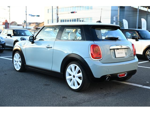 ＭＩＮＩ クーパー　アイスブルー　限定車アイスブルー　純正ＨＤＤナビ　純正１８インチホワイトＡＷ　社外Ｂカメラ　コンフォートアクセス　ＬＥＤヘッドライト　カバナシートカバー（9枚目）