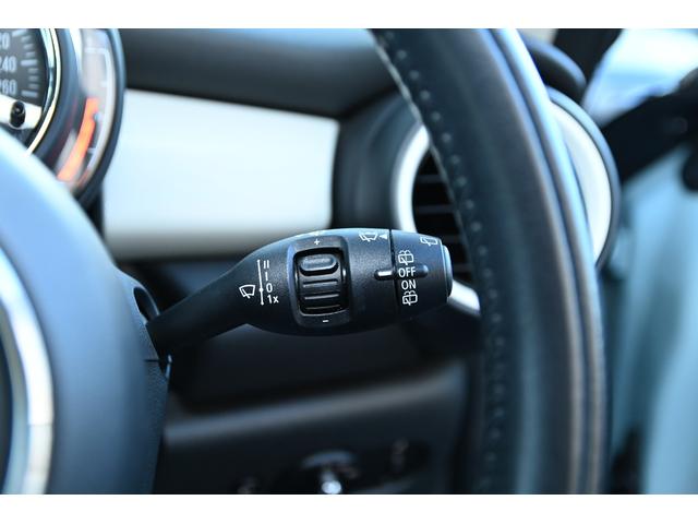 ＭＩＮＩ クーパー　アイスブルー　限定車アイスブルー　純正ＨＤＤナビ　純正１８インチホワイトＡＷ　社外Ｂカメラ　コンフォートアクセス　ＬＥＤヘッドライト　カバナシートカバー（42枚目）