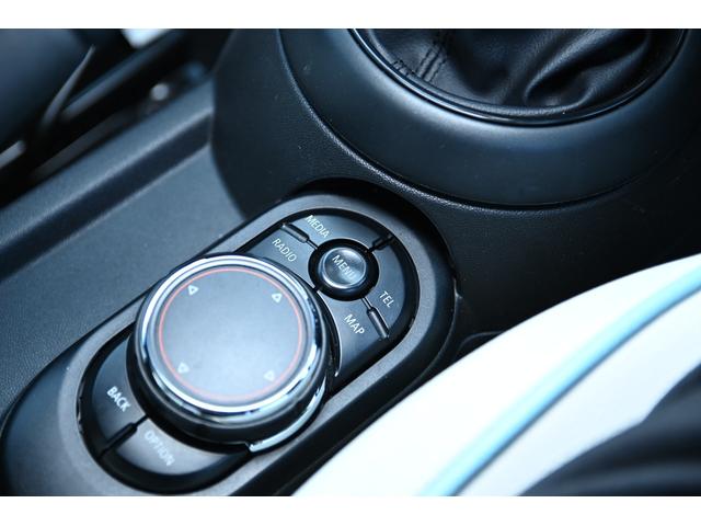 ＭＩＮＩ クーパー　アイスブルー　限定車アイスブルー　純正ＨＤＤナビ　純正１８インチホワイトＡＷ　社外Ｂカメラ　コンフォートアクセス　ＬＥＤヘッドライト　カバナシートカバー（52枚目）