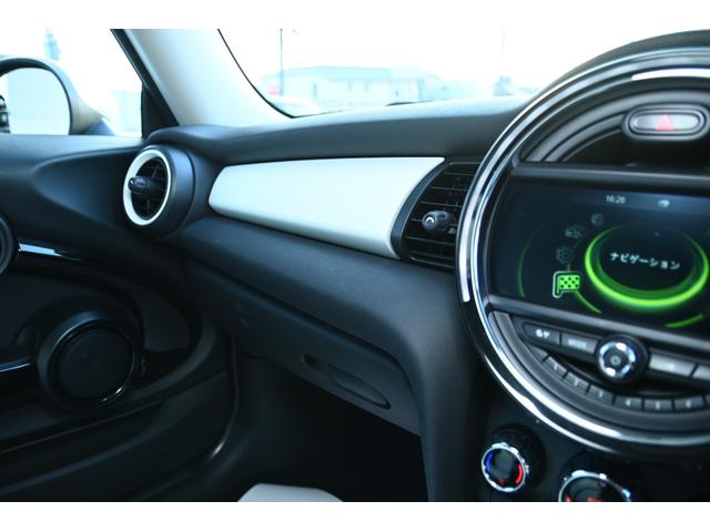 ＭＩＮＩ クーパー　アイスブルー　限定車アイスブルー　純正ＨＤＤナビ　純正１８インチホワイトＡＷ　社外Ｂカメラ　コンフォートアクセス　ＬＥＤヘッドライト　カバナシートカバー（53枚目）