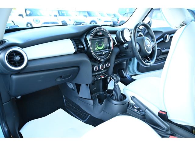 ＭＩＮＩ クーパー　アイスブルー　限定車アイスブルー　純正ＨＤＤナビ　純正１８インチホワイトＡＷ　社外Ｂカメラ　コンフォートアクセス　ＬＥＤヘッドライト　カバナシートカバー（56枚目）