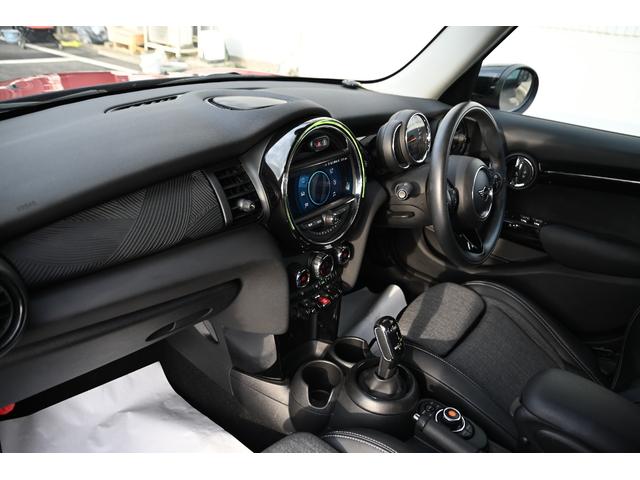 ＭＩＮＩ ローズウッドエディション　純正ナビ　純正１６ＡＷ　ＰＤＣ　バックカメラ　ＰＤＣ　コンフォートアクセス　アームレスト　ＥＴＣ２．０　ＬＥＤヘッドライト　ハーフレザーシート　オートライト　レインセンサー（66枚目）