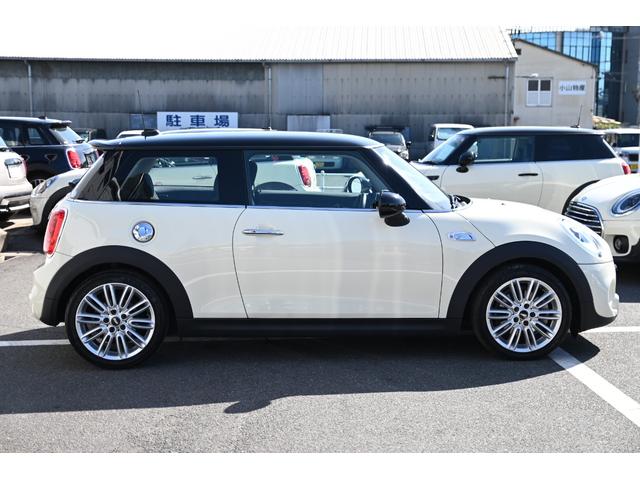 ＭＩＮＩ クーパーＳ　純正１７インチＡＷ　純正ナビ　ＡＢＳ　コンフォートアクセス　アームレスト　ＥＴＣ２．０　ＬＥＤヘッドライト　オートライト　レインセンサー　ＥＴＣ２．０（6枚目）
