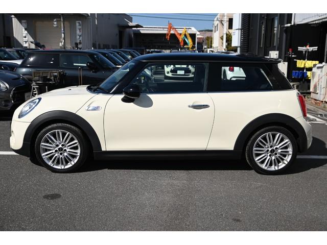 ＭＩＮＩ クーパーＳ　純正１７インチＡＷ　純正ナビ　ＡＢＳ　コンフォートアクセス　アームレスト　ＥＴＣ２．０　ＬＥＤヘッドライト　オートライト　レインセンサー　ＥＴＣ２．０（10枚目）