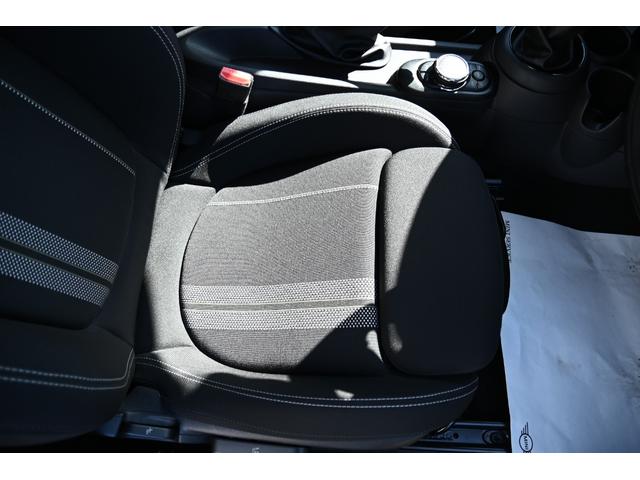 ＭＩＮＩ クーパーＳ　純正１７インチＡＷ　純正ナビ　ＡＢＳ　コンフォートアクセス　アームレスト　ＥＴＣ２．０　ＬＥＤヘッドライト　オートライト　レインセンサー　ＥＴＣ２．０（35枚目）