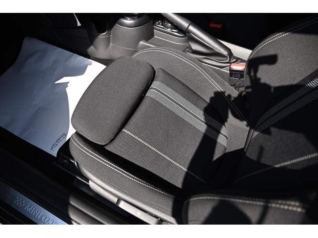 ＭＩＮＩ クーパーＳ　純正１６ＡＷ　純正ＨＤＤナビ　バックカメラ　ＥＴＣ２．０　ＬＥＤヘッドライト　オートライト　レインセンサー（54枚目）