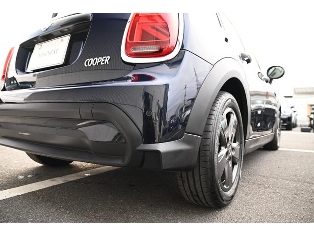 MINI クーパー 純正ナビ 純正AW 液晶メーター Bカメラ PDC コンフォートアクセス アームレスト LEDヘッドライト ドライビングモード オートライト レインセンサー クルコン(24枚目)