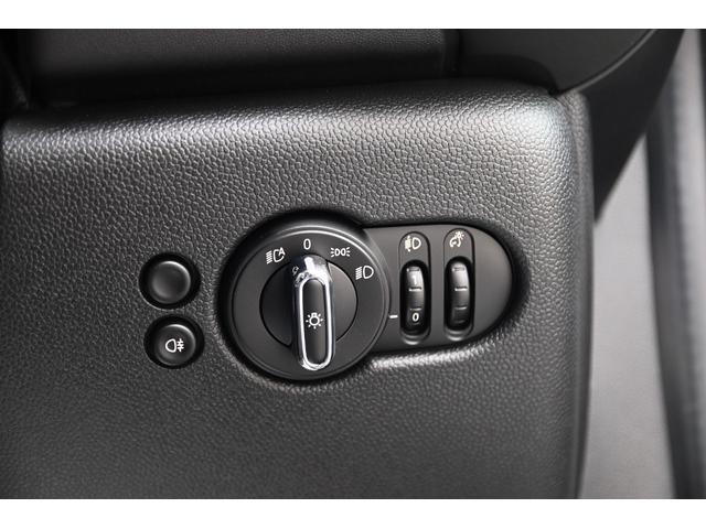 MINI クーパー 純正ナビ 純正AW 液晶メーター Bカメラ PDC コンフォートアクセス アームレスト LEDヘッドライト ドライビングモード オートライト レインセンサー クルコン(52枚目)