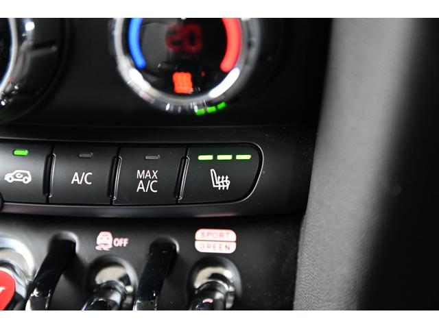 MINI クーパー 純正ナビ 純正AW 液晶メーター Bカメラ PDC コンフォートアクセス アームレスト LEDヘッドライト ドライビングモード オートライト レインセンサー クルコン(60枚目)