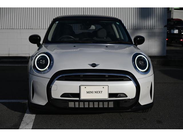 ＭＩＮＩ クーパーＤプレミアムプラスパックエッセンシャルトリム　純正１６ＡＷ　Ｄメーター　前後ＰＤＣ　ワイヤレスチャージング　Ｄアシスト　コンフォートアクセス　アームレスト　ＥＴＣ２．０　ＬＥＤヘッドライト　ドライビングモード　オートライト　ワイヤレスチャージング（3枚目）