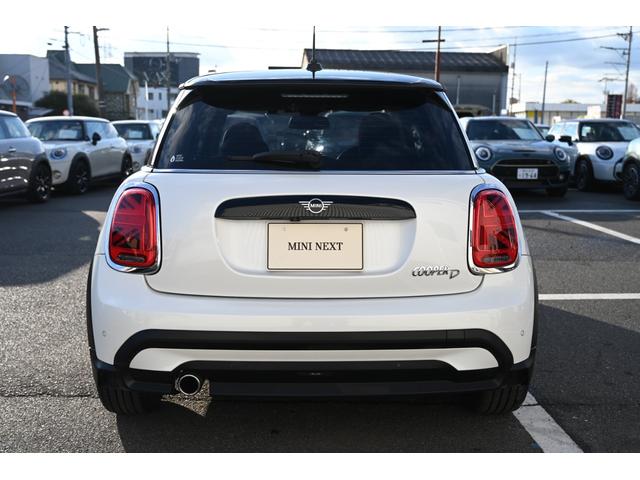 ＭＩＮＩ クーパーＤプレミアムプラスパックエッセンシャルトリム　純正１６ＡＷ　Ｄメーター　前後ＰＤＣ　ワイヤレスチャージング　Ｄアシスト　コンフォートアクセス　アームレスト　ＥＴＣ２．０　ＬＥＤヘッドライト　ドライビングモード　オートライト　ワイヤレスチャージング（7枚目）