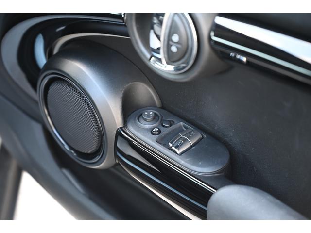 ＭＩＮＩ クーパーＤプレミアムプラスパックエッセンシャルトリム　純正１６ＡＷ　Ｄメーター　前後ＰＤＣ　ワイヤレスチャージング　Ｄアシスト　コンフォートアクセス　アームレスト　ＥＴＣ２．０　ＬＥＤヘッドライト　ドライビングモード　オートライト　ワイヤレスチャージング（37枚目）