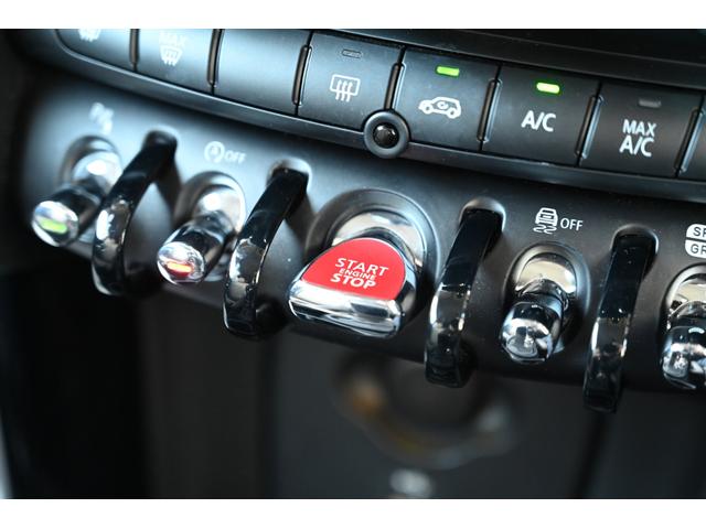 ＭＩＮＩ クーパーＤプレミアムプラスパックエッセンシャルトリム　純正１６ＡＷ　Ｄメーター　前後ＰＤＣ　ワイヤレスチャージング　Ｄアシスト　コンフォートアクセス　アームレスト　ＥＴＣ２．０　ＬＥＤヘッドライト　ドライビングモード　オートライト　ワイヤレスチャージング（54枚目）