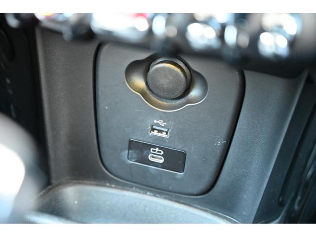 ＭＩＮＩ クーパーＤプレミアムプラスパックエッセンシャルトリム　純正１６ＡＷ　Ｄメーター　前後ＰＤＣ　ワイヤレスチャージング　Ｄアシスト　コンフォートアクセス　アームレスト　ＥＴＣ２．０　ＬＥＤヘッドライト　ドライビングモード　オートライト　ワイヤレスチャージング（55枚目）