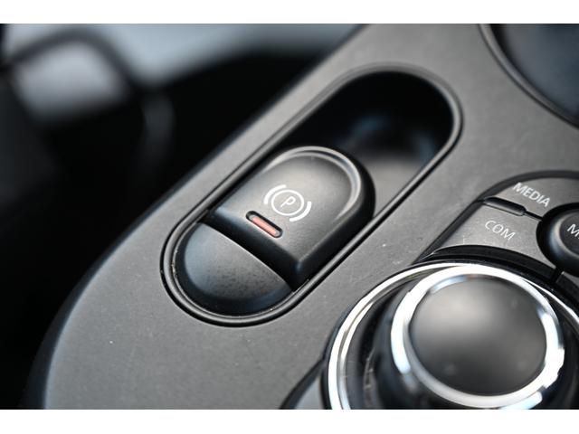 ＭＩＮＩ クーパーＤプレミアムプラスパックエッセンシャルトリム　純正１６ＡＷ　Ｄメーター　前後ＰＤＣ　ワイヤレスチャージング　Ｄアシスト　コンフォートアクセス　アームレスト　ＥＴＣ２．０　ＬＥＤヘッドライト　ドライビングモード　オートライト　ワイヤレスチャージング（57枚目）