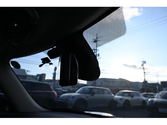 ＭＩＮＩ クーパーＤプレミアムプラスパックエッセンシャルトリム　純正１６ＡＷ　Ｄメーター　前後ＰＤＣ　ワイヤレスチャージング　Ｄアシスト　コンフォートアクセス　アームレスト　ＥＴＣ２．０　ＬＥＤヘッドライト　ドライビングモード　オートライト　ワイヤレスチャージング（63枚目）