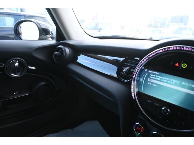 ＭＩＮＩ クーパーＤプレミアムプラスパックエッセンシャルトリム　純正１６ＡＷ　Ｄメーター　前後ＰＤＣ　ワイヤレスチャージング　Ｄアシスト　コンフォートアクセス　アームレスト　ＥＴＣ２．０　ＬＥＤヘッドライト　ドライビングモード　オートライト　ワイヤレスチャージング（64枚目）