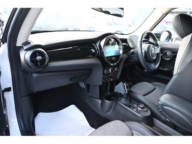 ＭＩＮＩ クーパーＤプレミアムプラスパックエッセンシャルトリム　純正１６ＡＷ　Ｄメーター　前後ＰＤＣ　ワイヤレスチャージング　Ｄアシスト　コンフォートアクセス　アームレスト　ＥＴＣ２．０　ＬＥＤヘッドライト　ドライビングモード　オートライト　ワイヤレスチャージング（66枚目）