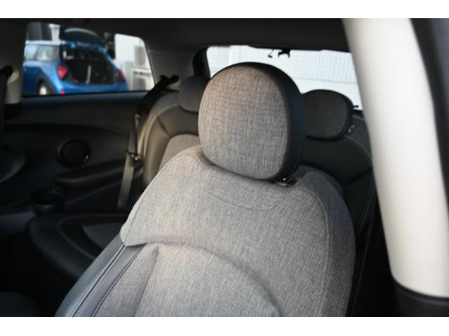 ＭＩＮＩ クーパーＤプレミアムプラスパックエッセンシャルトリム　純正１６ＡＷ　Ｄメーター　前後ＰＤＣ　ワイヤレスチャージング　Ｄアシスト　コンフォートアクセス　アームレスト　ＥＴＣ２．０　ＬＥＤヘッドライト　ドライビングモード　オートライト　ワイヤレスチャージング（68枚目）