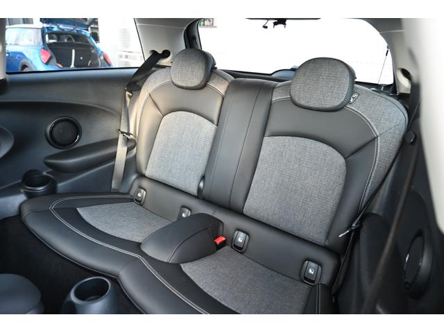 ＭＩＮＩ クーパーＤプレミアムプラスパックエッセンシャルトリム　純正１６ＡＷ　Ｄメーター　前後ＰＤＣ　ワイヤレスチャージング　Ｄアシスト　コンフォートアクセス　アームレスト　ＥＴＣ２．０　ＬＥＤヘッドライト　ドライビングモード　オートライト　ワイヤレスチャージング（69枚目）