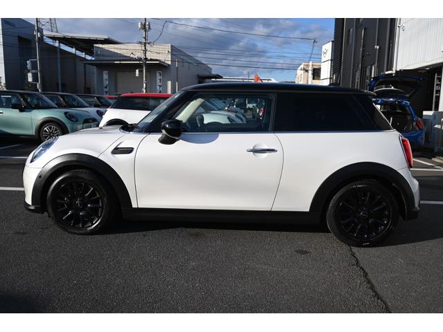 ＭＩＮＩ クーパーＤプレミアムプラスパックエッセンシャルトリム　純正１６ＡＷ　Ｄメーター　前後ＰＤＣ　ワイヤレスチャージング　Ｄアシスト　コンフォートアクセス　アームレスト　ＥＴＣ２．０　ＬＥＤヘッドライト　ドライビングモード　オートライト　ワイヤレスチャージング（73枚目）