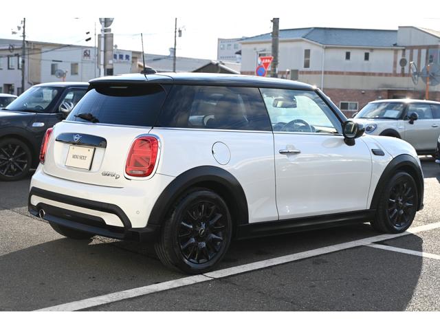 ＭＩＮＩ クーパーＤプレミアムプラスパックエッセンシャルトリム　純正１６ＡＷ　Ｄメーター　前後ＰＤＣ　ワイヤレスチャージング　Ｄアシスト　コンフォートアクセス　アームレスト　ＥＴＣ２．０　ＬＥＤヘッドライト　ドライビングモード　オートライト　ワイヤレスチャージング（76枚目）