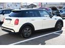 ＭＩＮＩ クーパー　エッセンシャル・トリム　純正１６ＡＷ　Ｂカメラ　前後ＰＤＣ　コンフォートアクセス　アームレスト　ＥＴＣ２．０　ＬＥＤヘッドライト　レインセンサー　ハーフレザーシート　ドライビングモード　クルコン　ＡｐｐｌｅＣａｒＰｌａｙ（7枚目）
