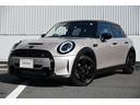MINI クーパーS クラシック・トリム 純正17AW 前後PDC ワイヤレスチャージング AppleCarPlay  Dメーター Dアシスト Bカメラ ハーフレザーシート シートヒーター オートライト レインセンサー HUD クルコン 中古車画像_2
