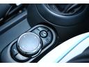 クーパー　アイスブルー　限定車アイスブルー　純正ＨＤＤナビ　純正１８インチホワイトＡＷ　社外Ｂカメラ　コンフォートアクセス　ＬＥＤヘッドライト　カバナシートカバー（52枚目）