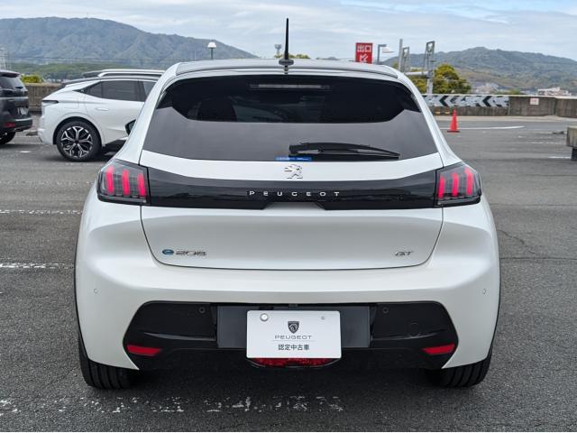 ｅ－２０８ ＧＴ　パノラミックガラスルーフ　ワンオーナー車　新車保証継承　電気自動車　アップルカープレイ＆アンドロイドオート対応（4枚目）