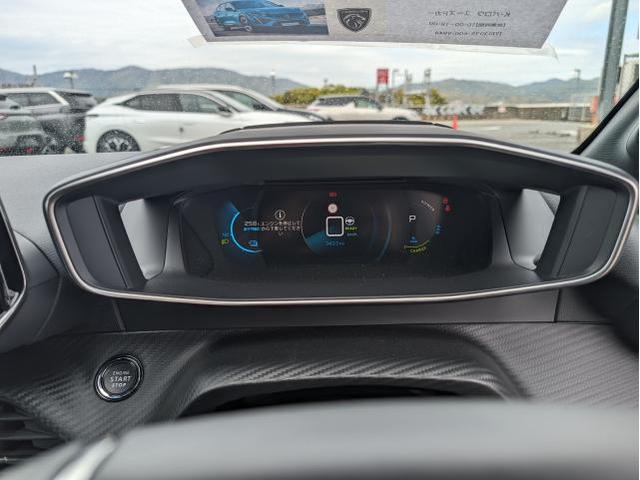 ｅ－２０８ ＧＴ　パノラミックガラスルーフ　ワンオーナー車　新車保証継承　電気自動車　アップルカープレイ＆アンドロイドオート対応（9枚目）