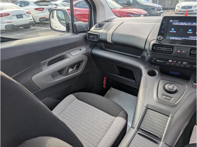 ベルランゴ マックス　ブルーＨＤｉ　ワンオーナー車　新車保証継承　１．５Ｌディーゼルターボ　パノラミックガラスルーフ　ＬＥＤヘッドライト　アップルカープレイ＆アンドロイドオート対応（17枚目）