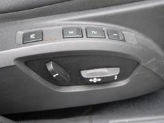 【メモリー機能付きパワーシート】ドライバーごとに設定したシート位置を記憶して、ボタン一つで切り替えできる便利な機能！運転する方が複数名いらっしゃるご家庭におすすめです。 7