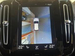 【３６０°ビューカメラ】４台の高解像度カメラで３６０度の鳥瞰図を表示。隣の車や壁、死角にある障害物などを画面で確認できるため、狭いスペースでの駐車・出入りも安心です。 4