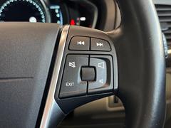 【ステアリングスイッチ】運転中、前方から目線をそらさずにオーディオ等の操作ができるよう、適切に配置されたスイッチ類。安心＆快適なドライブを演出してくれる便利な機能です。 7
