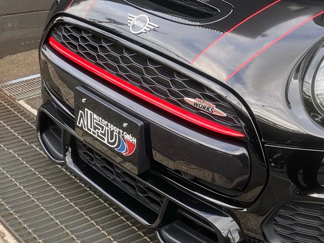 ＭＩＮＩ ジョンクーパーワークス　６速ＭＴ　ＬＣＩモデル　バックカメラ／ＰＤＣ　Ｆシートヒーター　ピアノブラックエクステリア　ライトパッケージ　コンフォートアクセス　ＪＣＷＣｕｐ１８ＡＷ（2枚目）