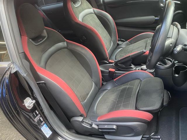 ＭＩＮＩ ジョンクーパーワークス　６速ＭＴ　ＬＣＩモデル　バックカメラ／ＰＤＣ　Ｆシートヒーター　ピアノブラックエクステリア　ライトパッケージ　コンフォートアクセス　ＪＣＷＣｕｐ１８ＡＷ（3枚目）