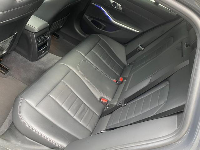 ３シリーズ ３２０ｄ　ｘＤｒｉｖｅツーリング　Ｍスポーツ　ｉｎｄｉｖｉｄｕａｌドラバイトグレー　ｅｎｄ．ｃｃルーフスポイラー　パノラマサンルーフ革シート　パークアシスト＋　コンフォートアクセス　シートヒーター　ＨｉＦｉスピーカー　ウッドトリム　ワイヤレス充電（17枚目）