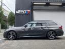 ３シリーズ ３２０ｄ　ｘＤｒｉｖｅツーリング　Ｍスポーツ　ｉｎｄｉｖｉｄｕａｌドラバイトグレー　ｅｎｄ．ｃｃルーフスポイラー　パノラマサンルーフ革シート　パークアシスト＋　コンフォートアクセス　シートヒーター　ＨｉＦｉスピーカー　ウッドトリム　ワイヤレス充電（4枚目）