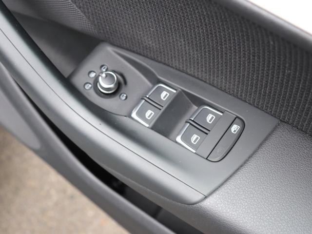 2.0TFSIクワトロ211PS Sラインパッケージ 1オーナー禁煙 Sライン専用スポーツシート スポーツサス ステアリングホイール 純正ナビ バックカメラ 前後センサー スマートキー(23枚目)