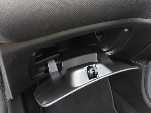 ターボ 禁煙 ディーラー点検記録簿 新車保証書 スペアキー ドラレコ 純正スマホホルダー ガラスルーフ 黒革シート シートヒーター USB入力端子 Bluetooth キーレス アルミペダル 16インチアルミ(50枚目)